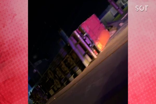 Carreta tomba na rotatória do trevo de Toledo e derrama óleo na pista