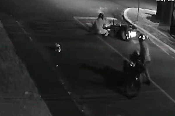 Motoboy reage a assalto e com ajuda de populares detém criminosos na Vila Adriana I em Foz do Iguaçu