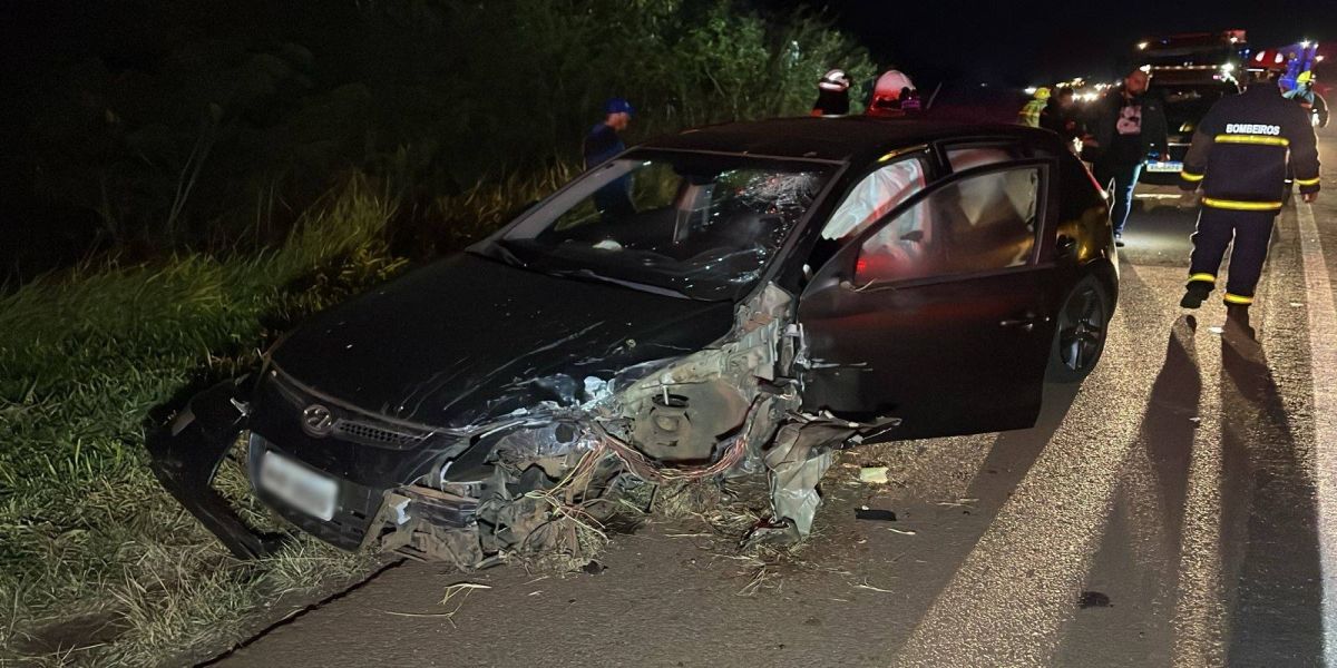 Motorista fica ferido em colisão entre carro e caminhão na BR-369 em Cascavel