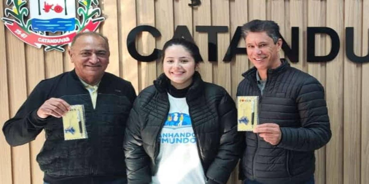 Catanduvense retorna da Austrália com experiência internacional e é recepcionada pelo prefeito