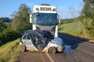 Imagem referente à notícia: Casal morre em trágico acidente entre carro e carreta na BR-163 no sudoeste do Paraná