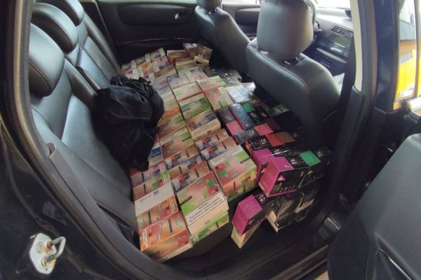 Imagem referente a notícia: PRF apreende carga de cigarros eletrônicos na PR-492 em Tamboara