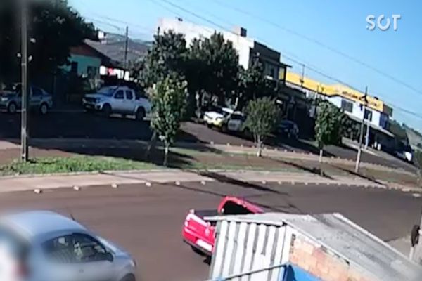 Caminhonete colide com viatura da PM após tentativa de abordagem em Catanduvas