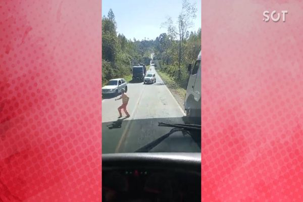 Caminhoneiro filma quase atropelamento de trabalhador em obra mal sinalizada na PR-160