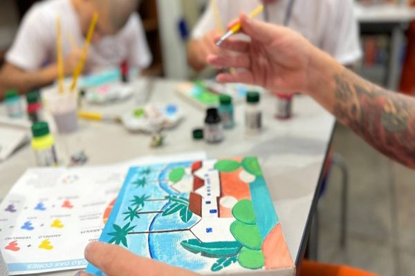 Curso de pintura em tela proporciona resgate social na Penitenciária Industrial de Cascavel