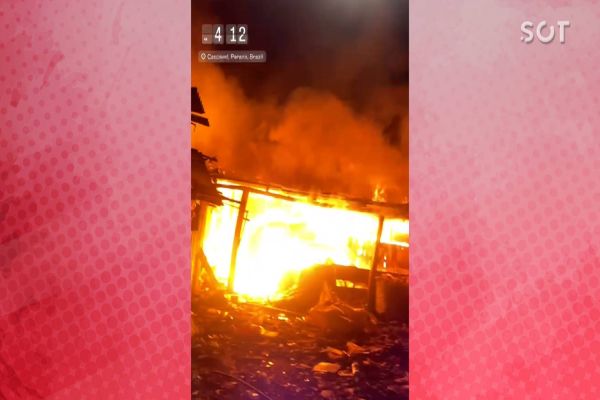 Imagem referente a notícia: Incêndio destrói barracões de reciclagem no Sanga Funda; trabalhadores suspeitam de ato criminoso