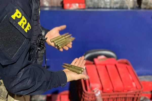 Imagem referente a notícia: PRF apreende munição de grosso calibre junto com maconha na região de fronteira no Paraná