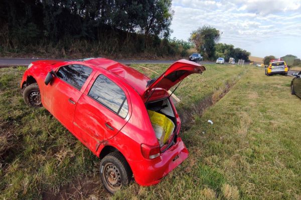 Imagem referente a notícia: Traficante foge da polícia em alta velocidade e capota carro com maconha na BR-163 em Cascavel