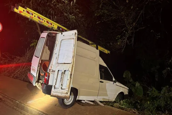 Foto relacionada a notícia: Fios de cobre furtados no Guarujá: PM recupera 200 metros de cabos e apreende veículo