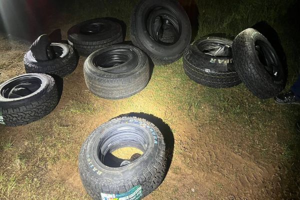 Imagem referente a notícia: Paraguaio é preso por contrabandear pneus na Ponte da Amizade em Foz do Iguaçu