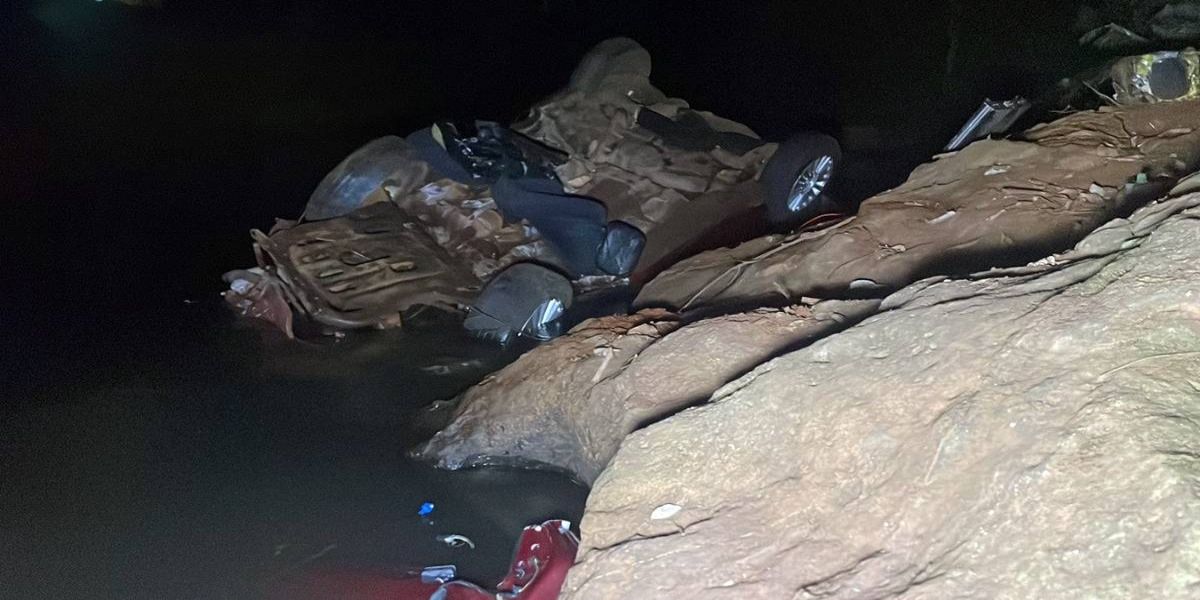Tragédia: Dois homens morrem em capotamento e carro cai em rio na PR-180 em Cascavel