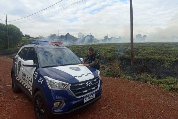 Imagem referente a notícia: Queimada urbana na rua pérola coloca moradores em risco e idoso é notificado