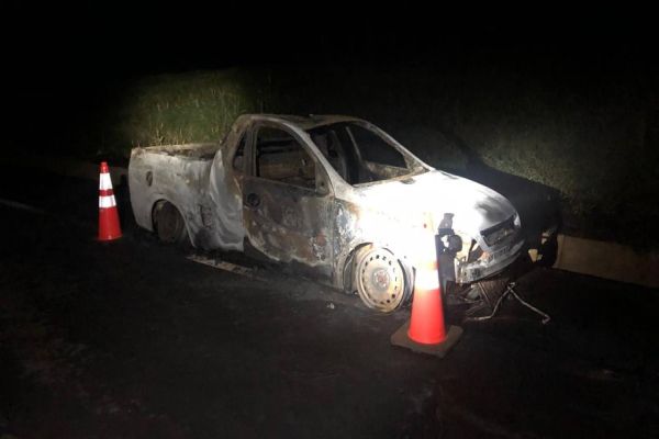 Imagem referente a notícia: Polícia Militar apreende veículo com agrotóxicos contrabandeados e prende condutor na PR-323