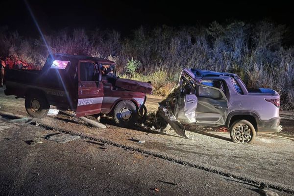Colisão frontal entre carros deixa um morto e dois feridos graves na BR-487 no noroeste do Paraná