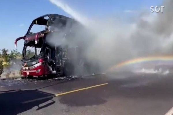 Ônibus é tomado por incêndio na BR-163; passageiros se salvam, mas veículo fica destruído