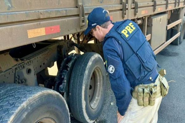 Perigo nas estradas: PRF flagra caminhões sem as condições mínimas de circulação no Paraná