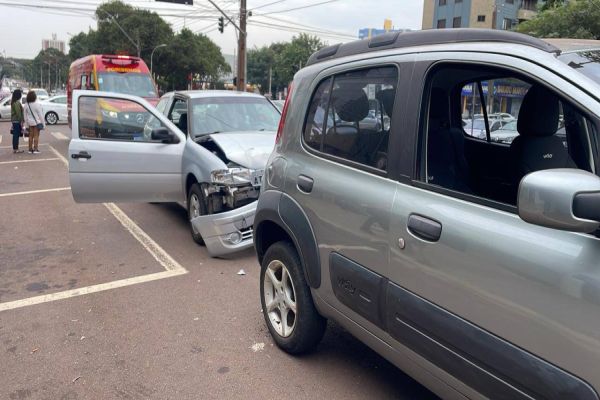 Gestante é socorrida após colisão traseira no Centro de Cascavel