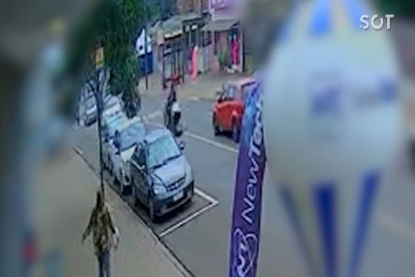 Idosa é atropelada por motocicleta no Bairro Floresta: Câmera registra o momento do acidente