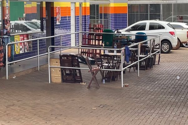 Imagem referente a notícia: Homem morre baleado após tentar agredir policiais com facão no Bairro Esmeralda, em Cascavel