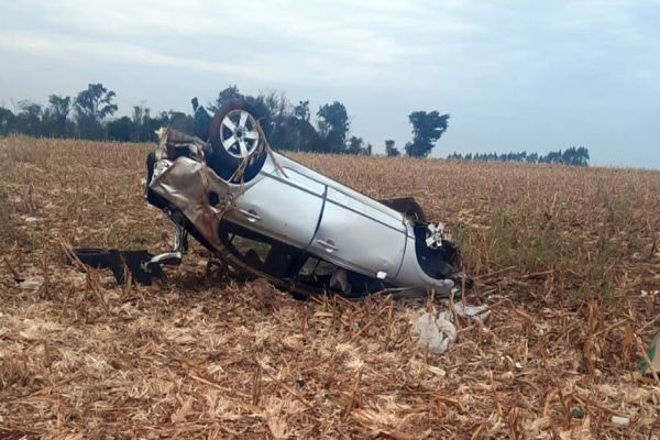 Mulher de 32 anos morre e outras duas pessoas ficam feridas após capotamento na PR-239