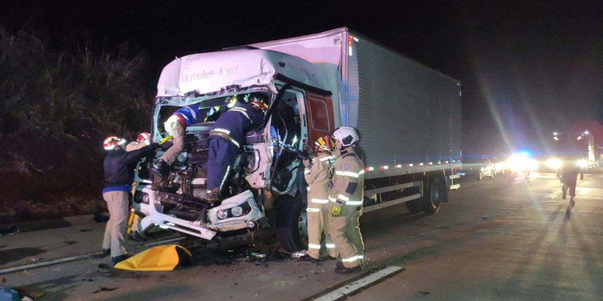 Motorista fica gravemente ferido após colisão entre caminhões na BR-163 em Cascavel