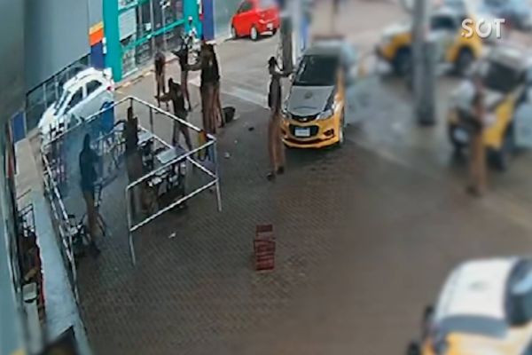 Imagem referente a notícia: Câmera de segurança registra ação da PM, que terminou na morte de homem armado com facão