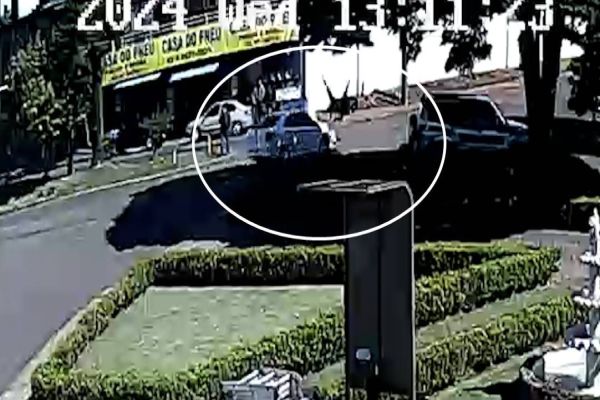 Motociclista sofre fratura na perna em acidente no Bairro Cancelli em Cascavel