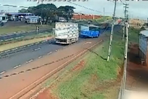 Colisão entre ônibus e caminhão na BR-277 gera interdição parcial e deixa apenas danos materiais