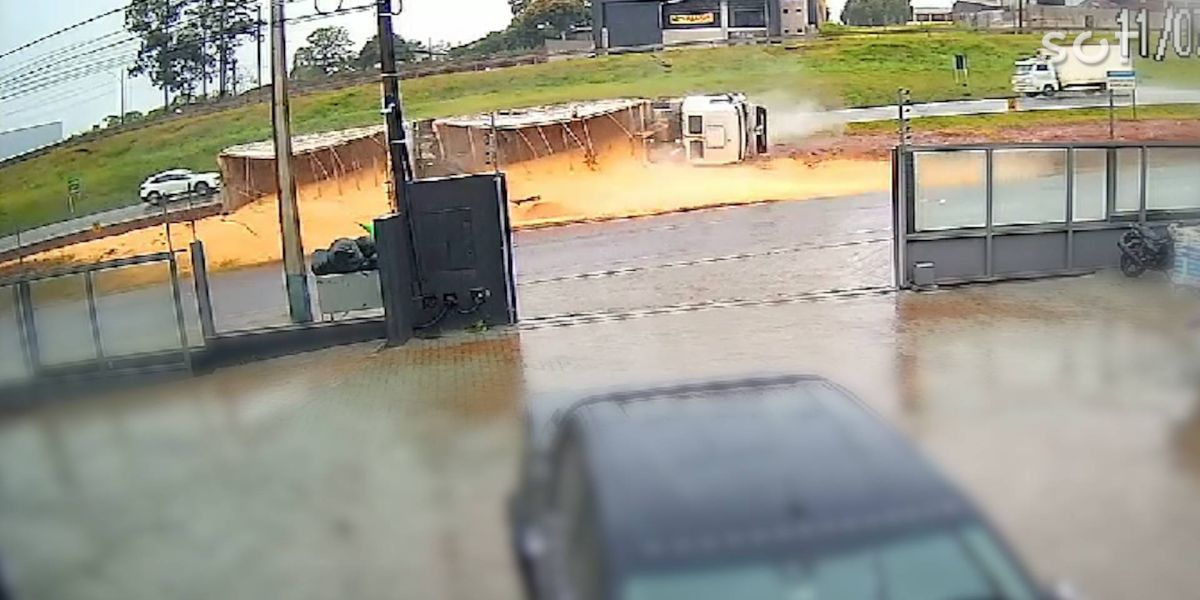 Homem fica ferido após tombar carreta carregada com milho na BR-277 em Cascavel