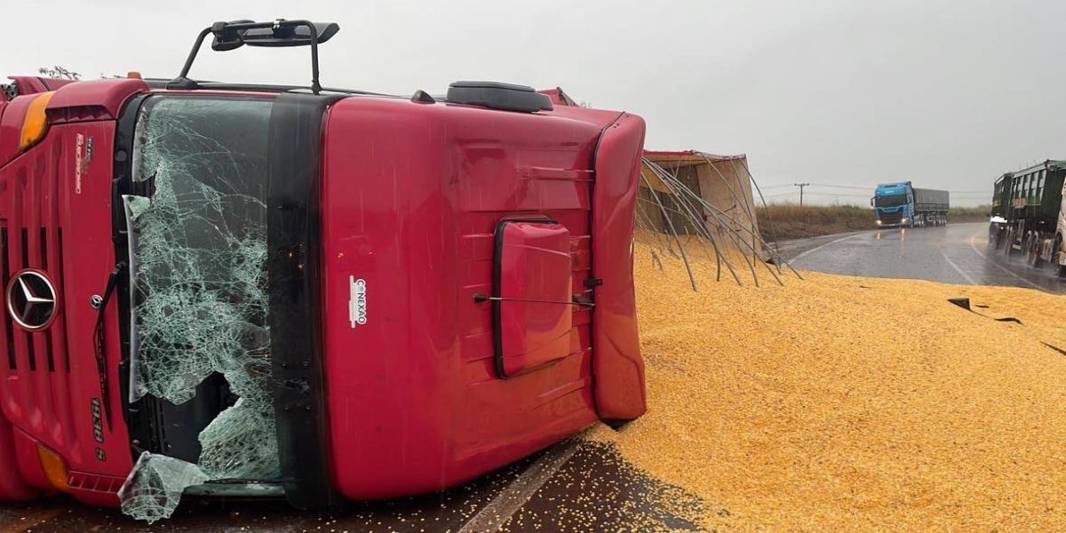 Tombamento de caminhão é registrado na rodovia BR-163, em Cascavel