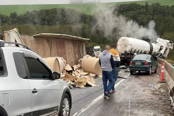 Foto relacionada a notícia: Dois caminhões e um carro se envolveram em colisão na PR-151 entre Jaguariaíva e Sengés