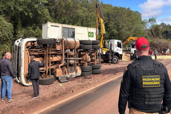 Tombamento de carreta com produtos químicos na PR-317 causa vazamento e interdição da rodovia