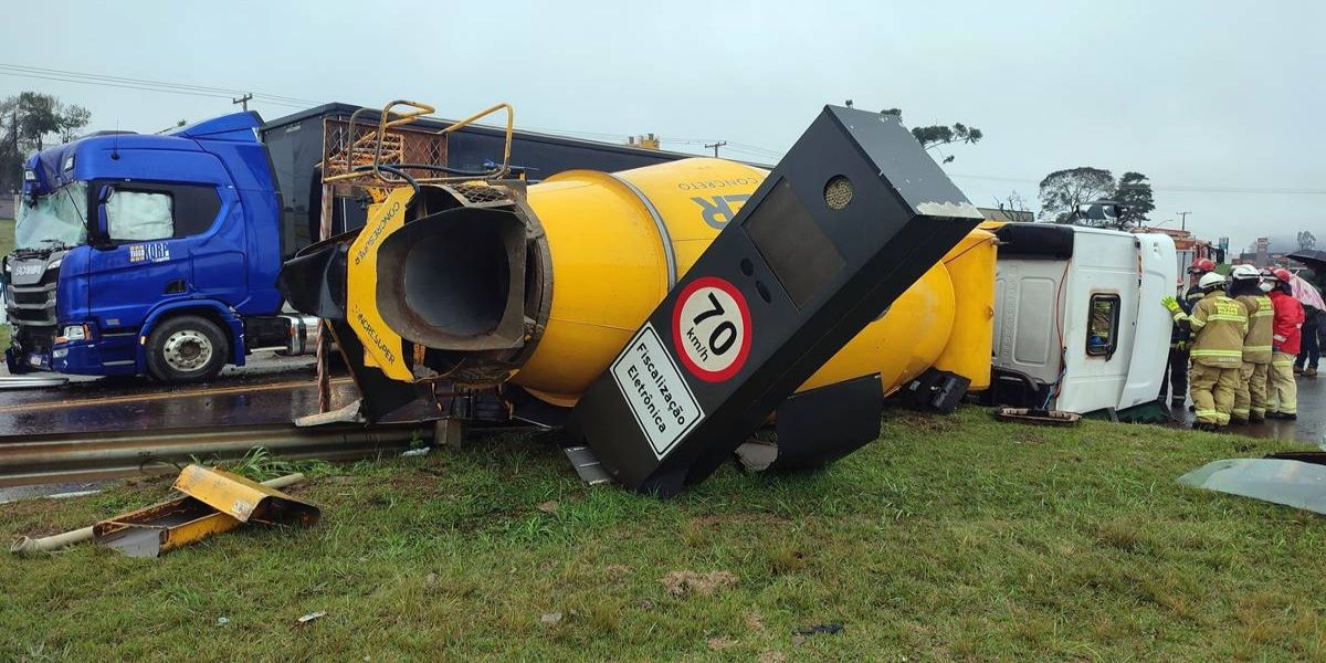 Caminhão betoneira tomba após colisão no Trevo da Portal, em Cascavel