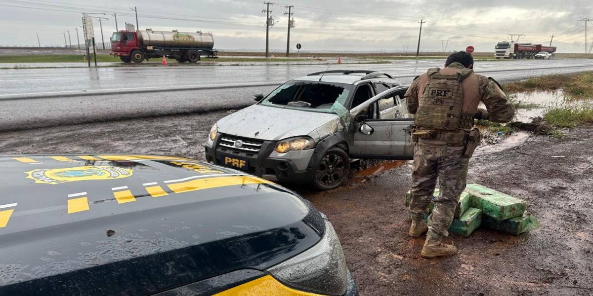 Motorista tenta fugir da PRF e capota carro com 800 kg de maconha em Cascavel