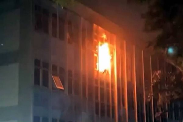 Imagem referente a notícia: Incêndio na prefeitura de Marechal Cândido Rondon, mobiliza Corpo de Bombeiros