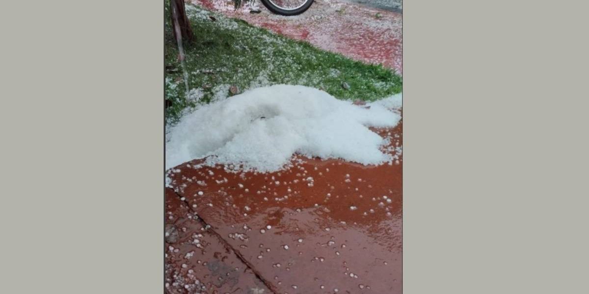 Chuva de granizo surpreende moradores em Novo Sobradinho em Toledo