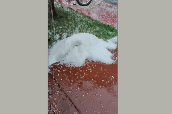 Chuva de granizo surpreende moradores em Novo Sobradinho em Toledo