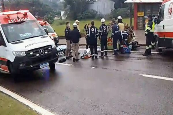 Jovem morre após colidir moto em caçamba de entulhos, na Avenida Brasil em Cascavel