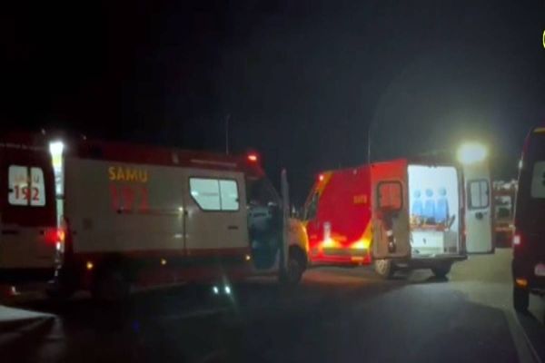 Bombeiros e SAMU resgatam rapaz que caiu em ribanceira durante a madrugada