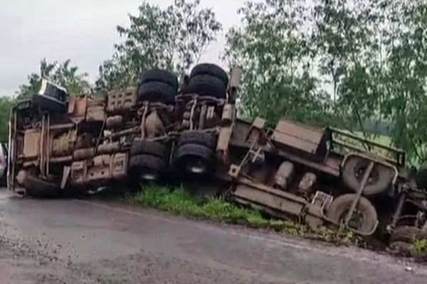 Carreta carregada com madeira tomba próximo ao viaduto da BR 163 em Capitão Leônidas Marques