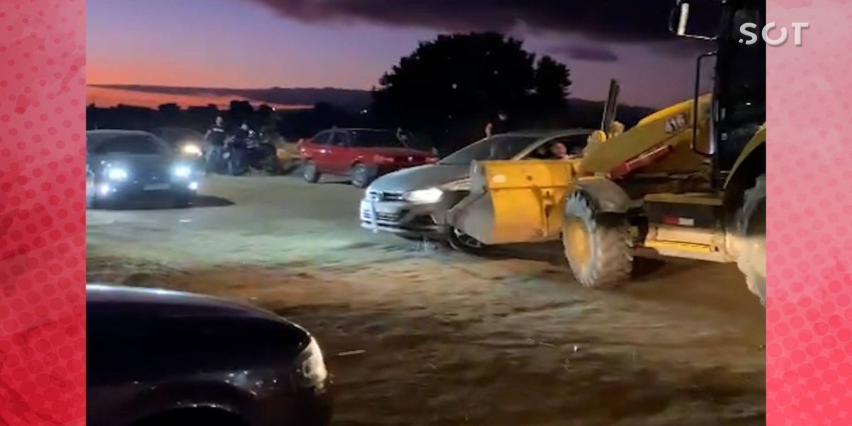 Homem joga retroescavadeira contra veículos e fere pessoas após festa; Veja o vídeo