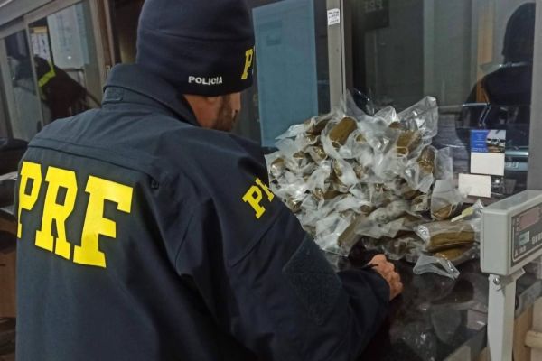 Haxixe escondido em painel: Motorista é preso na BR-277 em Cascavel