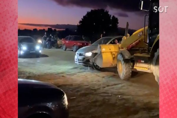 Homem joga retroescavadeira contra veículos e fere pessoas após festa; Veja o vídeo