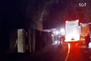 Caminhoneiro paraguaio fica gravemente ferido em tombamento na BR-277 em Virmond
