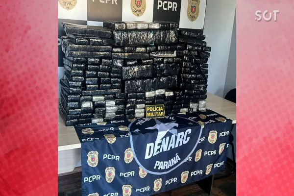 Foto relacionada a notícia: Denarc apreende 195 kg de maconha em Cascavel após fuga do motorista