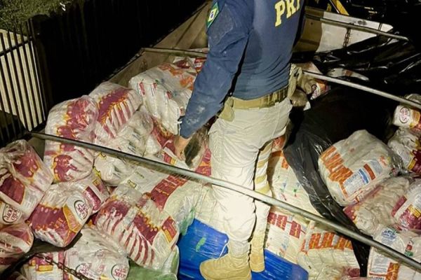 Imagem referente a notícia: PRF apreende 1,5 tonelada de maconha em carga de farinha no Paraná
