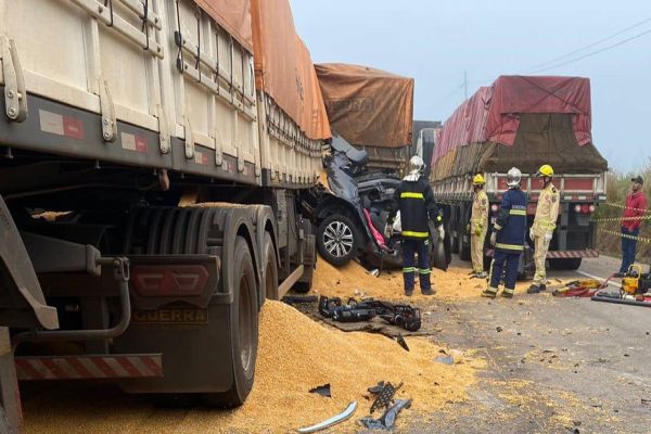 Pai e filha morrem e outras duas ficam feridas em graves colisão entre carretas e carro na BR-163