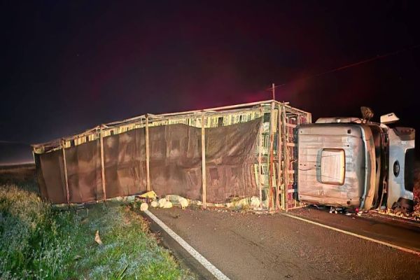 Caminhão tomba na PR-182 e interdita rodovia entre Palotina e Francisco Alves