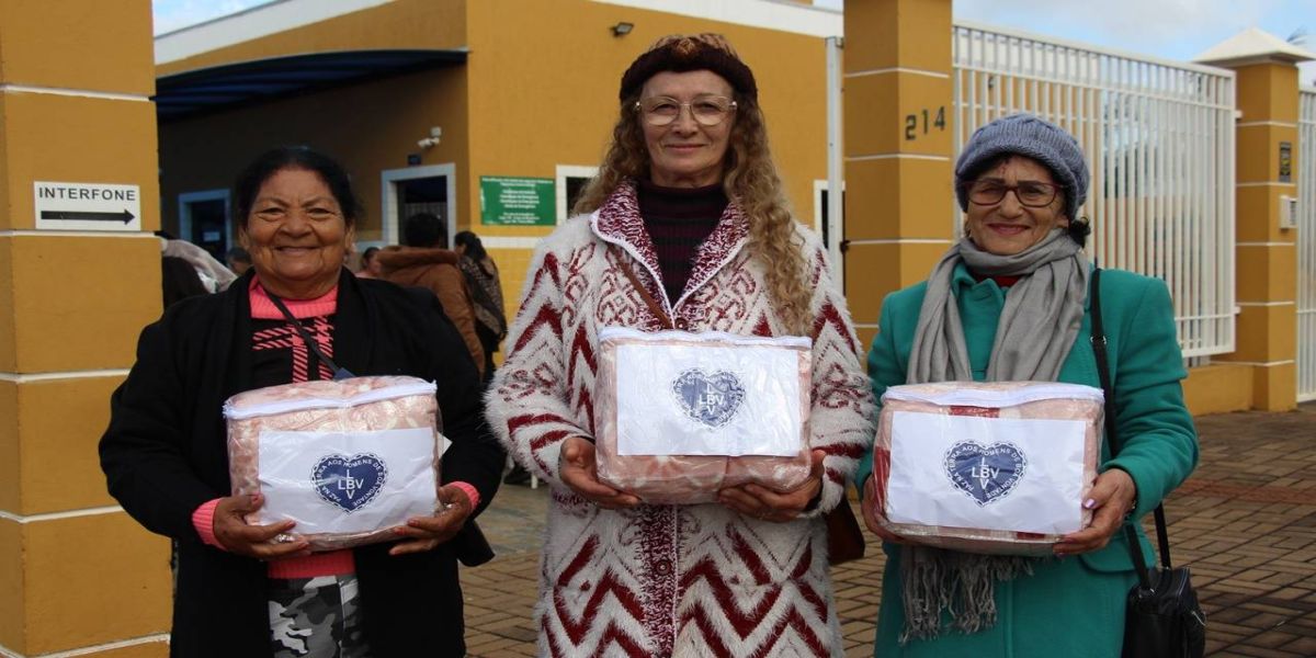 Moradores de Cascavel são contemplados com a entrega de cobertores da LBV