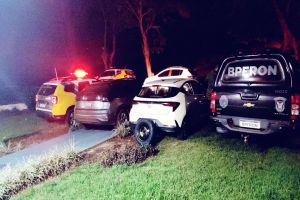 Imagem referente à notícia: Contrabandistas caem em flagrante em Iracema do Oeste: Apreensão de veículos e cigarros